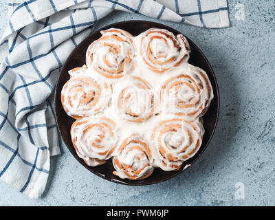 Idée recette et pâtisseries - parfait à la cannelle avec topping, vue du dessus dans la poêle. Brioches à la cannelle suédois Vegan Kanelbullar avec pumpkin spice,topping crème vegan cheese.Télévision. L'espace de copie pour le texte Banque D'Images