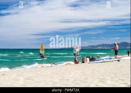 Saint-Cyprien (sud de la France) : planche et kitesurfer sur la plage de Saint-Cyprien le long de l'ÒCote RadieuseÓ coastal area Seniors sur la plage d Banque D'Images