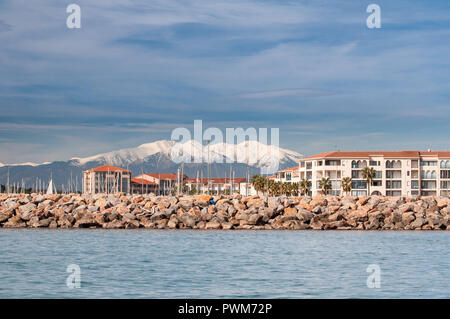 Argeles-sur-Mer (sud-ouest de la France) : digue de rochers entourant la marina, avec le Canigou Banque D'Images