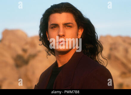 Désert de Mojave, CALIFORNIE - 20 OCTOBRE : (exclusif) Acteur Diego Serrano pose à une séance photo le 20 octobre, 1992 dans désert de Mojave, en Californie. Photo de Barry King/Alamy Stock Photo Banque D'Images