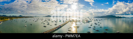 Vue aérienne le lever du soleil au-dessus du golfe de Chalong. Marina de Chalong est un centre d'intense activité nautique. à quai de Chalong est un grand port de Phuket il y a Banque D'Images