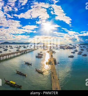 Vue aérienne le lever du soleil au-dessus du golfe de Chalong. Marina de Chalong est un centre d'intense activité nautique. à quai de Chalong est un grand port de Phuket il y a Banque D'Images