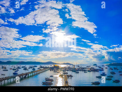 Vue aérienne le lever du soleil au-dessus du golfe de Chalong. Marina de Chalong est un centre d'intense activité nautique. à quai de Chalong est un grand port de Phuket il y a Banque D'Images