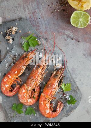 Les crevettes avec du sel de mer et le persil Banque D'Images