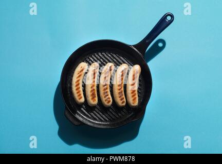 Saucisses dans une crêpière pan Banque D'Images