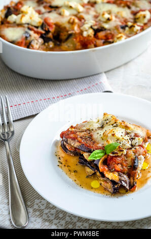 Parmigiana di melanzane avec tomates, mozzarella, origan, huile d'olive, basilic et ricotta Banque D'Images
