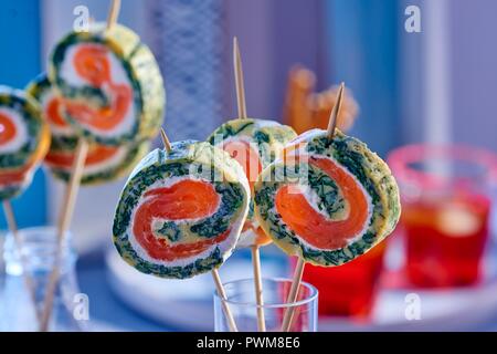 Rouleaux d'omelette au wasabi et saumon fumé (cuisine de fête) Banque D'Images