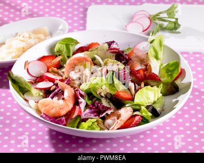 Une salade colorée aux crevettes, fraises et radis Banque D'Images