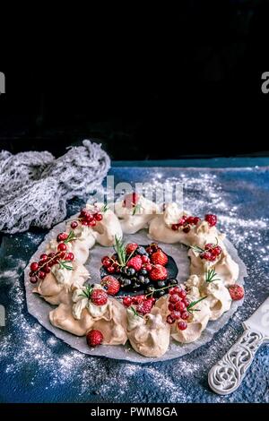 Pavlova aux fruits rouges Banque D'Images