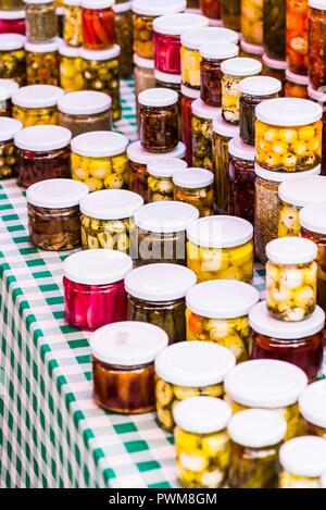 Pickle de légumes dans des bocaux en verre sur un stand de marché à Beyrouth, Liban Banque D'Images