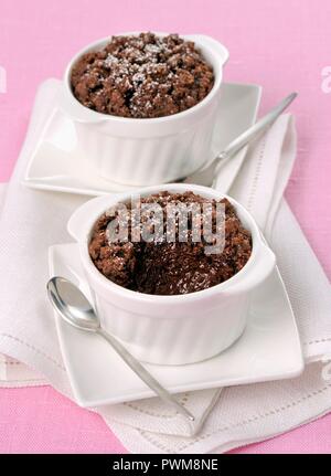 Flan au chocolat dans les ramequins Banque D'Images