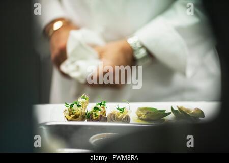 Artichauts marinés dans une cuisine de restaurant Banque D'Images