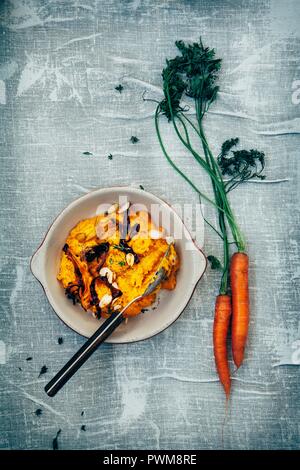 Purée de carottes et de potiron, chips de carotte, amandes rôties, carottes, thym frais Banque D'Images