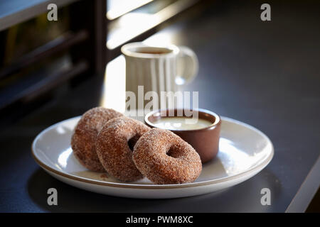 Le sarrasin beignets avec creme anglaise et café Banque D'Images