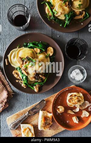 Ravioles aux épinards, champignons et Marsala servi avec crostini à l'ail (vu du dessus) Banque D'Images