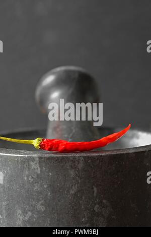 Piment rouge sur un mortier Banque D'Images