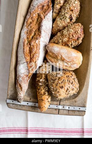 Assortiment de pains et petits pains dans un plat en bois Banque D'Images