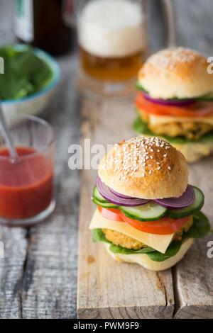 Des burgers végétariens quinoa aux épinards, tomates, concombres, oignons et fromage Banque D'Images