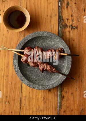 Kambing de brochettes (viande grillée) avec de la sauce de soja sucrée Banque D'Images