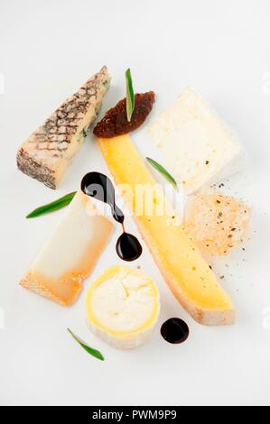 Un plateau de fromages avec chutney de figues, miel et vinaigre balsamique Banque D'Images