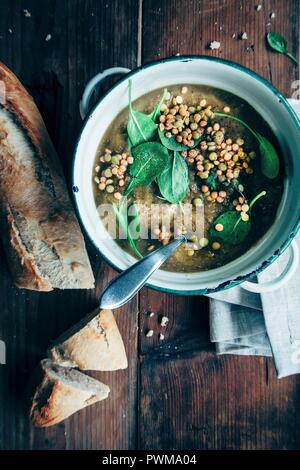 Soupe Lentill, vert et rouge lentills, du yaourt grec, épinards, pain Banque D'Images