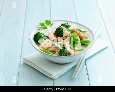 Crevettes thai au curry vert et riz Banque D'Images