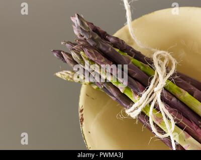 Un faisceau de l'asperge verte dans un bol Banque D'Images