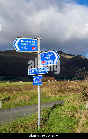 Cycle d'orientation du réseau national dans le Parc National de Lake District avec au-delà de Blencathra, Cumbria, Angleterre. Banque D'Images