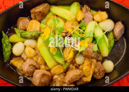 Wok de boeuf Wagyu australien au foie gras et asperges Banque D'Images