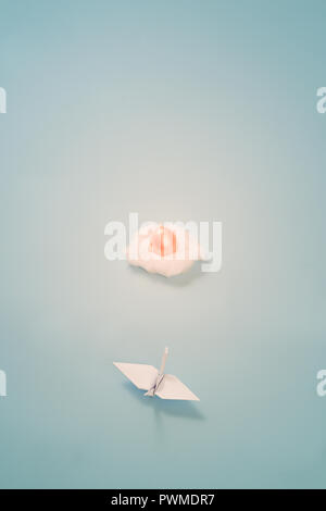 Un papier d'origami crane a trouvé un œuf d'or Banque D'Images