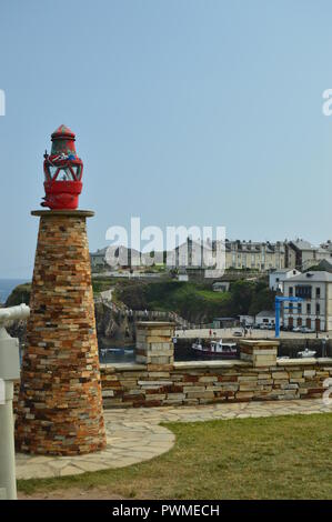 Monument avec une lanterne avec le port de pêche au fond de Tapia de Casariego. La nature, voyage, loisirs. 2 août, 2018.Tapia De Casareigo, Astu Banque D'Images