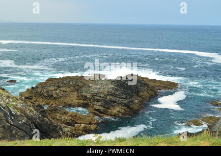 Vue sur la baie avec les vagues se brisant sur ses rochers à Tapia de Casariego. La nature, voyage, loisirs. 2 août, 2018.Tapia De Casareigo, Asturies, Banque D'Images