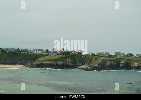 Bay avec les vagues se brisant sur ses Rochers en arrière-plan des maisons foule au-dessus de la falaise à Tapia de Casariego. La nature, voyage, loisirs. 2 Août Banque D'Images