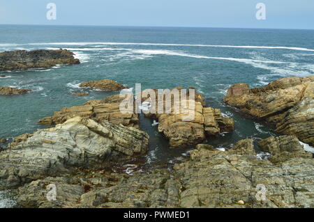 Vue sur la baie avec les vagues se brisant sur ses rochers à Tapia de Casariego. La nature, voyage, loisirs. 2 août, 2018.Tapia De Casareigo, Asturies, Banque D'Images