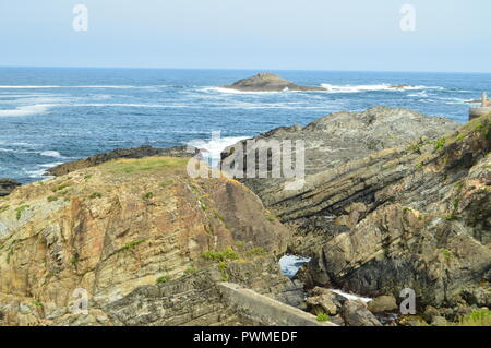 Bay avec les vagues se brisant sur ses Rochers en arrière-plan une petite île de Tapia de Casariego. La nature, voyage, loisirs. 2 août, 2018.Tapia de C Banque D'Images