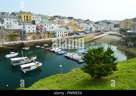 De belles vues sur le port de pêche de Tapia de Casariego. La nature, voyage, loisirs. 2 août, 2018.Tapia De Casareigo, Asturias, Espagne. Banque D'Images
