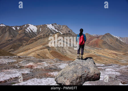 De couleur arc-en-montagne à l'Ak Baital passer le long de la belle route du Pamir, Tadjikistan, du Haut-Badakhchan Banque D'Images