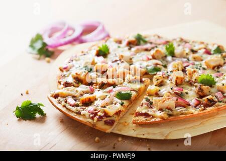 Poulet barbecue et oignon rouge Pizza à la coriandre fraîche Banque D'Images