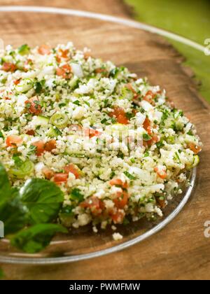 Taboulé (couscous aux herbes, épices et tomates) Banque D'Images