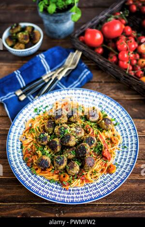 Vegan aubergine boulettes de viande sur un lit de spaghetti à la sauce tomate et olives Banque D'Images