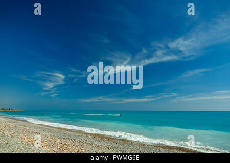 Plage en pierre idyllique avec un jet d'eau et ciel bleu Banque D'Images