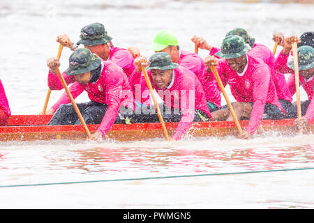 Pichit, Thaïlande - 1 septembre 2018 : festival annuel de long boat racing sur Nan river en face de Tha Luang temple bouddhiste à Pichit, Thaïlande Banque D'Images