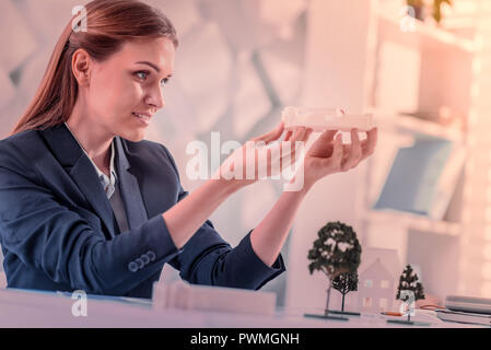 Jeune femme attentive à regarder la construction artificielle Banque D'Images