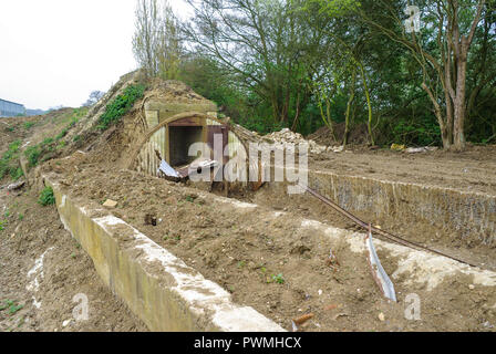 Revêtement de guerre découvert à North Weald airfield. Seconde Guerre mondiale l'archéologie. Bunker de protection entourant les avions. Mur de souffle, la protection des tunnels Banque D'Images