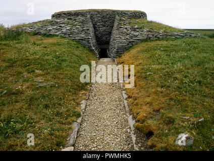 Voir SW du passage d'entrée et l'extérieur de Quoyness chambré néolithique cairn, Sanday, Orkney, montrant la plate-forme de décombres Banque D'Images