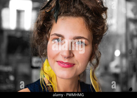 Joyeux belle femme brune aux yeux bleus tout sourire heureux Banque D'Images