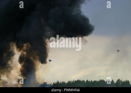 Recréation du scénario d'attaque d'aérodrome. RAF Royal Air Force Panavia Tornado bombardiers volant à grande vitesse laissant des pyrotechnies de fumée d'explosion Banque D'Images