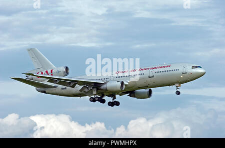 Omni Air International McDonnell Douglas DC-10-30ER atterrissage à l'aéroport de Stansted. Banque D'Images