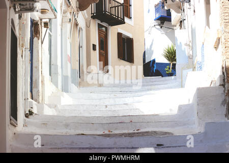 Escaliers dans la rue étroite de la ville sur l'île de Poros Neorio, Grèce ; fond d'été Banque D'Images