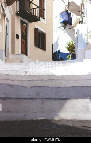 Escaliers dans la rue étroite de la ville sur l'île de Poros Neorio, Grèce ; fond d'été Banque D'Images